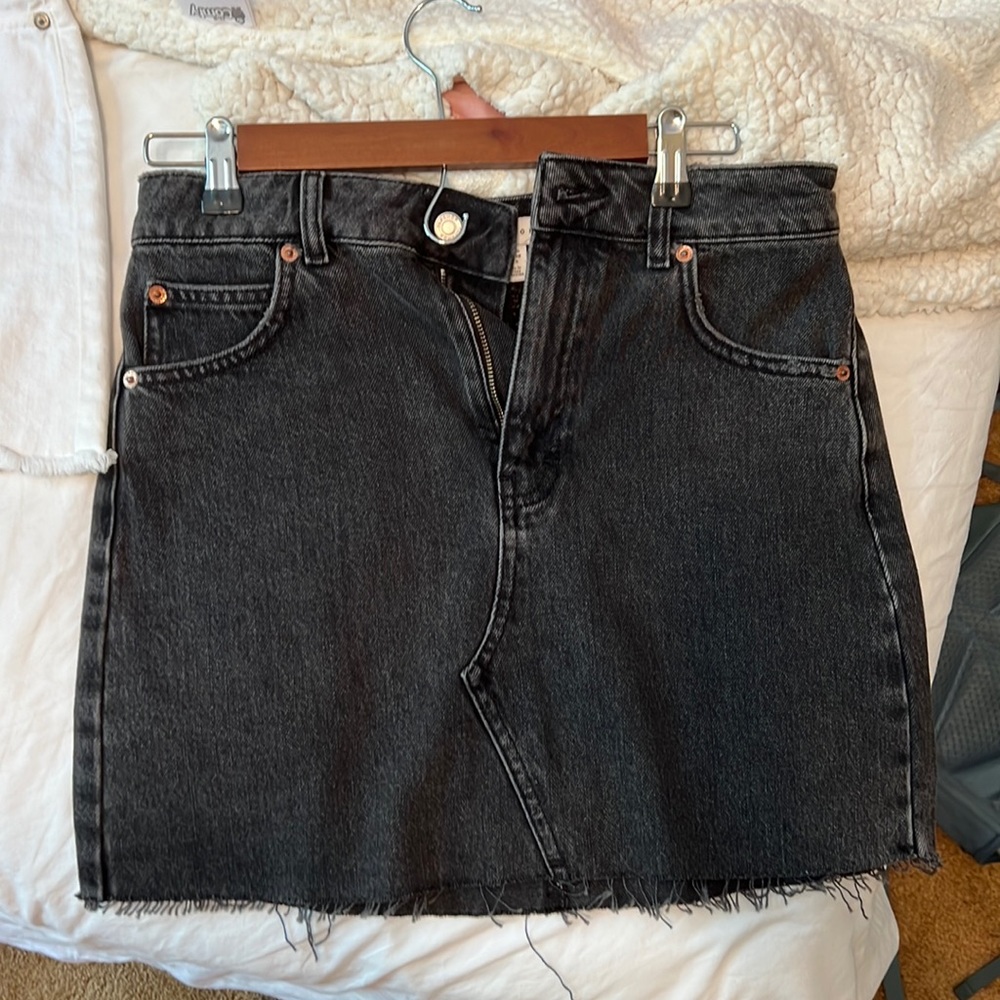 Top shop size 6 black denim skirt never worn super cute super good material!!